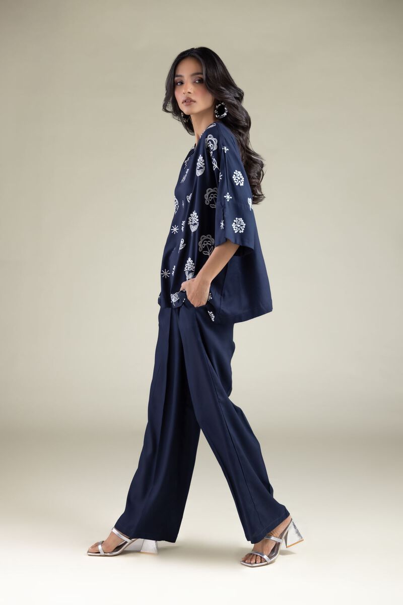 https://us.khaadi.com/dw/image/v2/BJTG_PRD/on/demandware.static/-/Sites-khaadi-master-catalog/default/dwcfc71458/images/hi-res/6-26-105-b-h_multi_1.jpg?sw=800&sh=1200