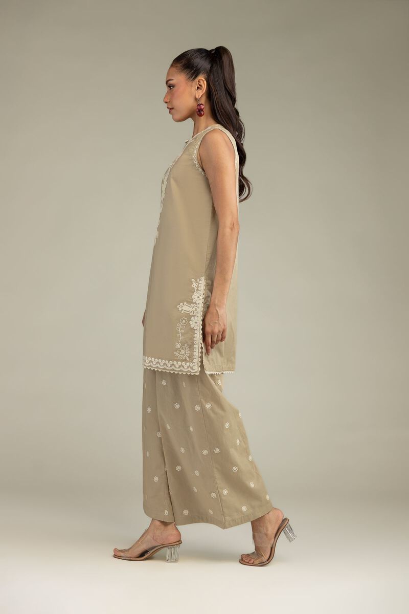https://us.khaadi.com/dw/image/v2/BJTG_PRD/on/demandware.static/-/Sites-khaadi-master-catalog/default/dwd1207438/images/hi-res/1-26-326-b-b1_multi_1.jpg?sw=800&sh=1200