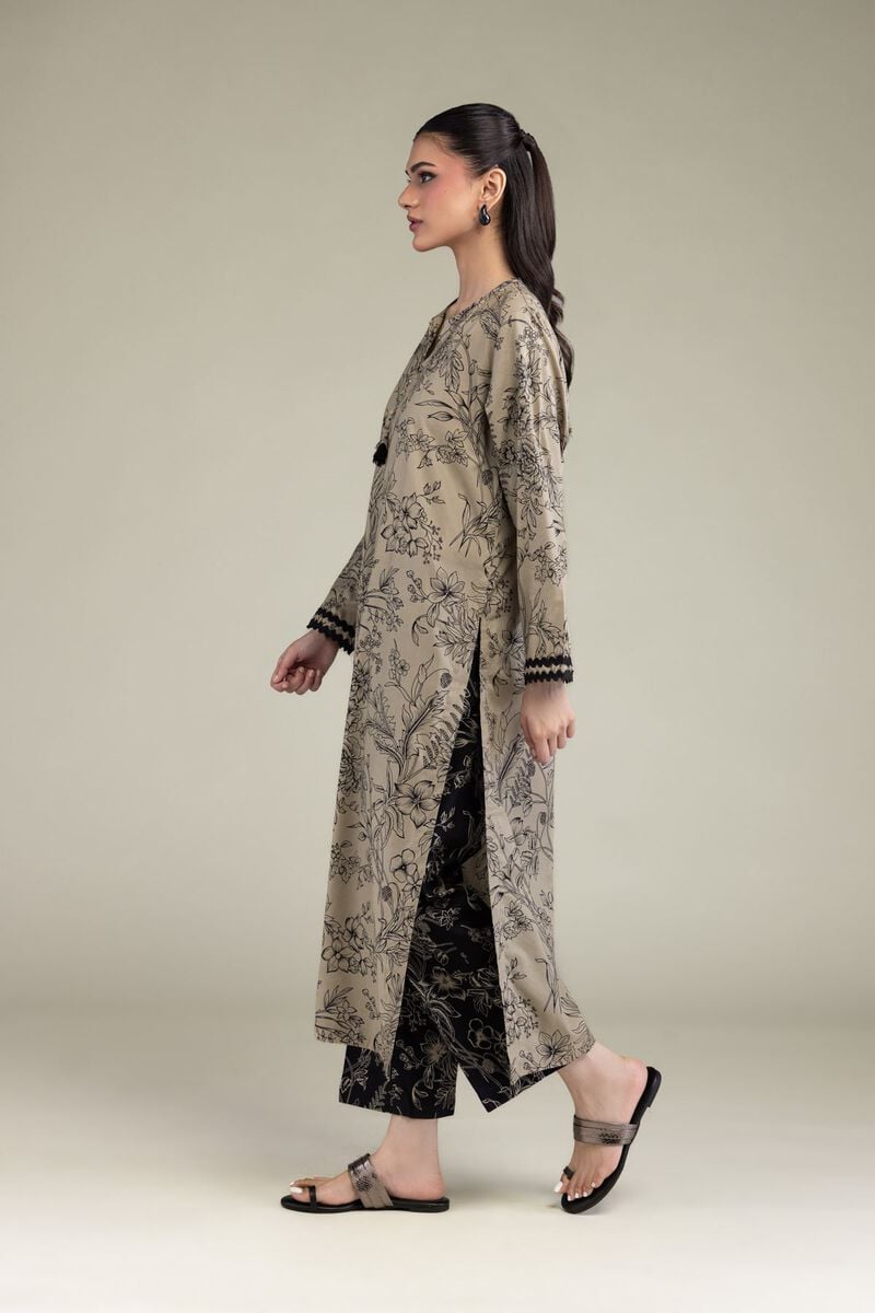 https://us.khaadi.com/dw/image/v2/BJTG_PRD/on/demandware.static/-/Sites-khaadi-master-catalog/default/dwd3415122/images/hi-res/1-26-206-b-b1_multi_1.jpg?sw=800&sh=1200