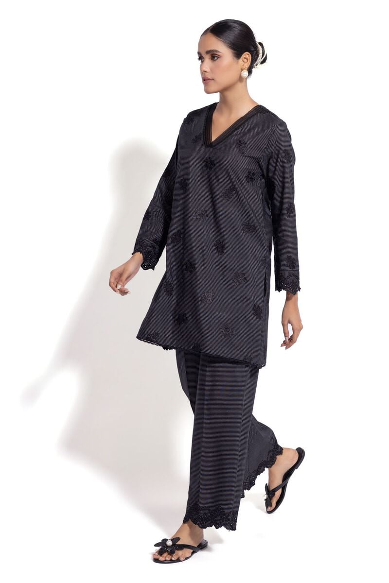 https://us.khaadi.com/dw/image/v2/BJTG_PRD/on/demandware.static/-/Sites-khaadi-master-catalog/default/dwdc2dc4b8/images/hi-res/eeb245205b_black_1.jpg?sw=800&sh=1200