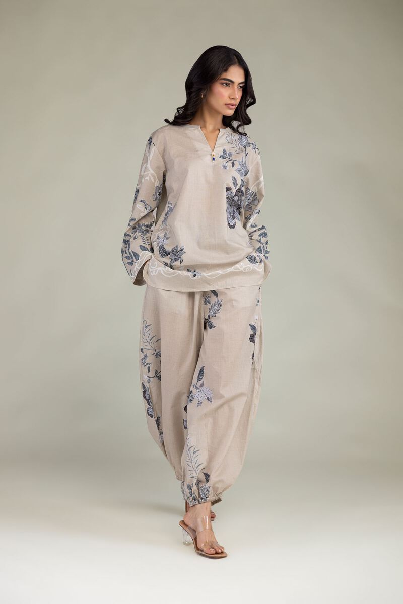 https://us.khaadi.com/dw/image/v2/BJTG_PRD/on/demandware.static/-/Sites-khaadi-master-catalog/default/dwe14afeba/images/hi-res/6-26-208-b-e2_multi_1.jpg?sw=800&sh=1200