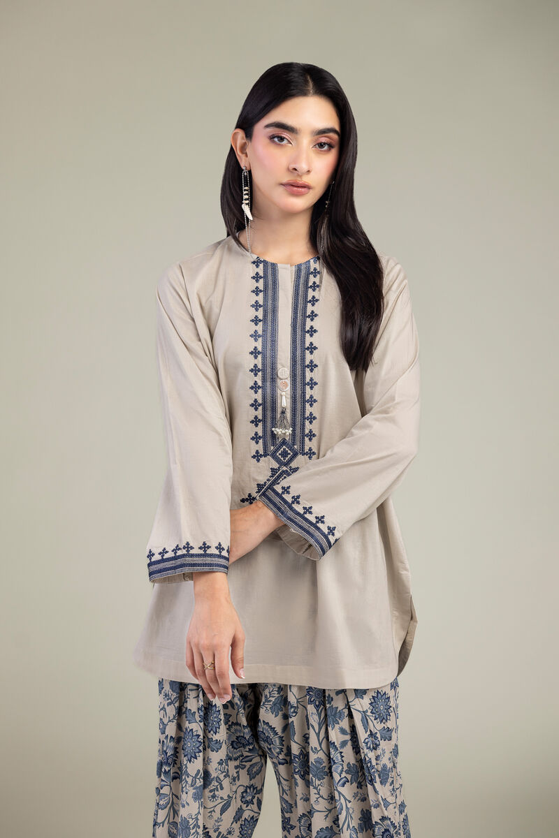 https://us.khaadi.com/dw/image/v2/BJTG_PRD/on/demandware.static/-/Sites-khaadi-master-catalog/default/dwe331bf8e/images/hi-res/1-26-317b-a-b1_multi_1.jpg?sw=800&sh=1200
