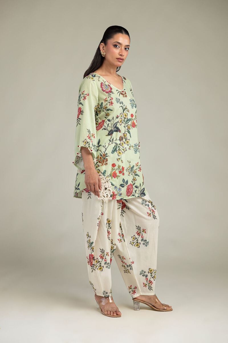 https://us.khaadi.com/dw/image/v2/BJTG_PRD/on/demandware.static/-/Sites-khaadi-master-catalog/default/dwed262b83/images/hi-res/1-26-322-b-b1_multi_1.jpg?sw=800&sh=1200