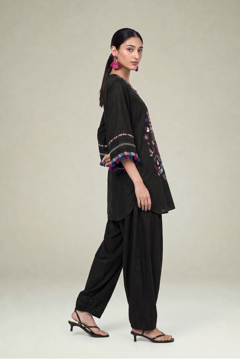 https://us.khaadi.com/dw/image/v2/BJTG_PRD/on/demandware.static/-/Sites-khaadi-master-catalog/default/dwf1592b3d/images/hi-res/1-26-324-b-f1_multi_1.jpg?sw=800&sh=1200