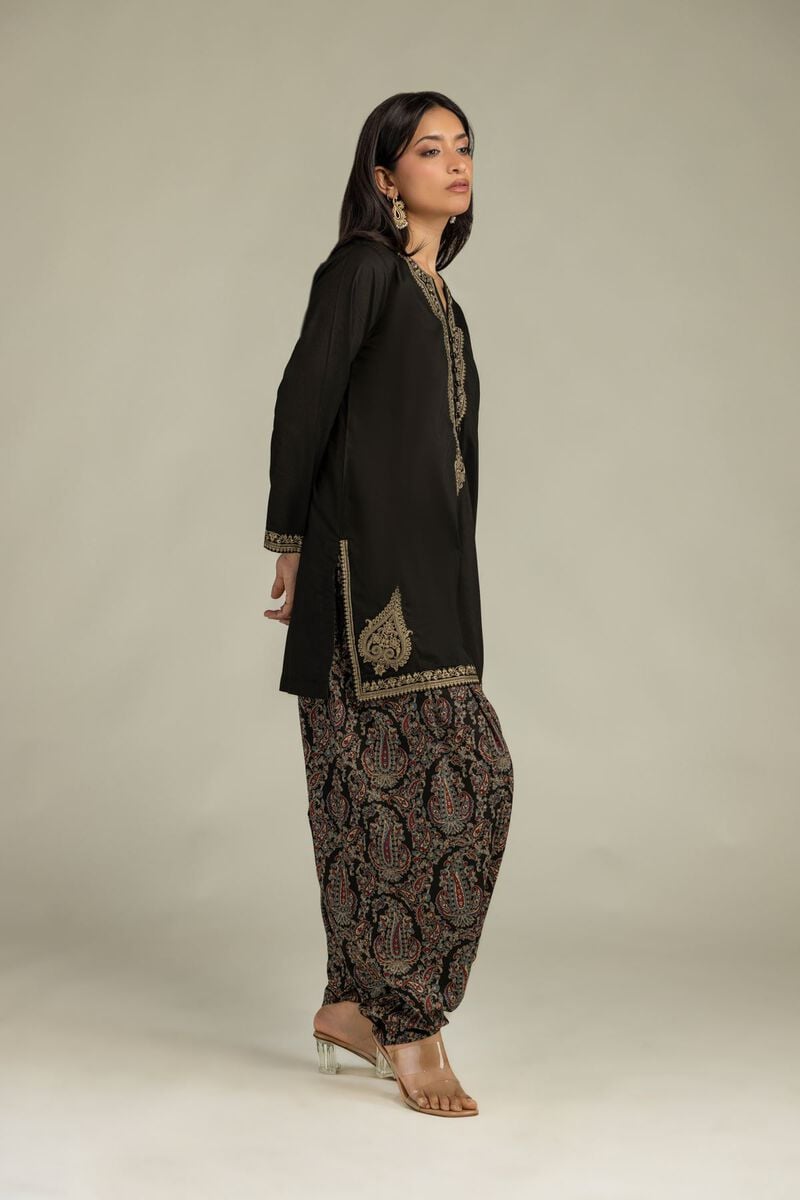https://us.khaadi.com/dw/image/v2/BJTG_PRD/on/demandware.static/-/Sites-khaadi-master-catalog/default/dwf4e9e759/images/hi-res/1-26-319-b-i1_multi_1.jpg?sw=800&sh=1200