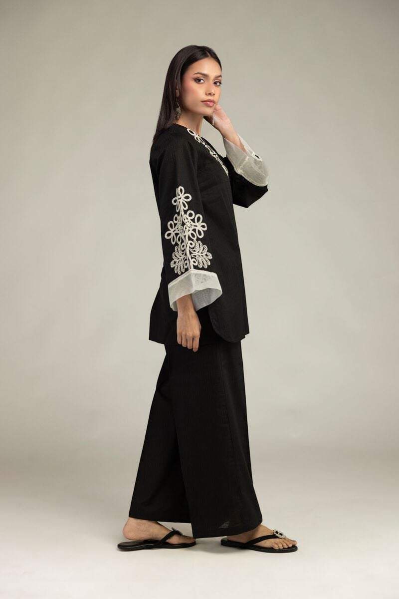 https://us.khaadi.com/dw/image/v2/BJTG_PRD/on/demandware.static/-/Sites-khaadi-master-catalog/default/dwf64c62b0/images/hi-res/1-26-245-b-e1_multi_1.jpg?sw=800&sh=1200