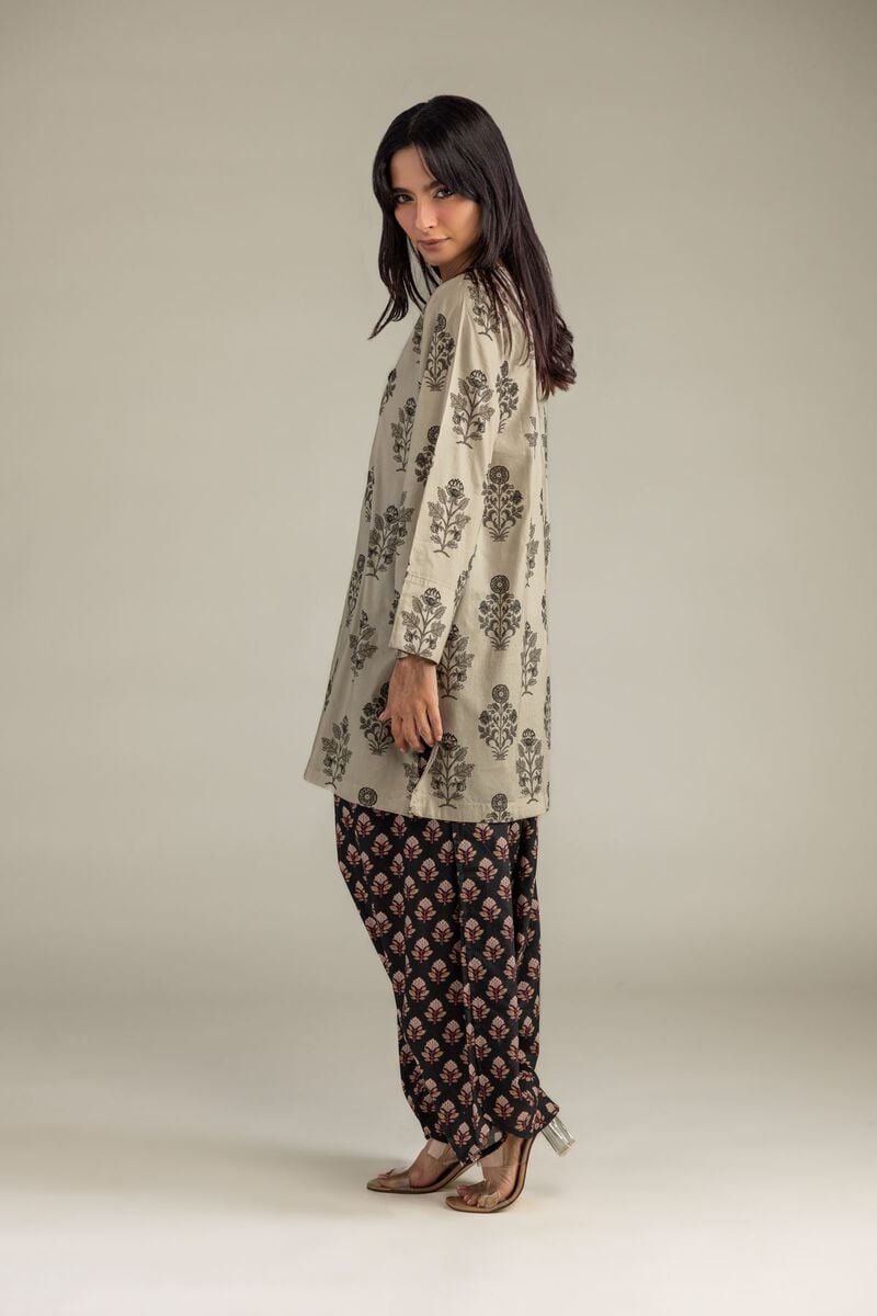 https://us.khaadi.com/dw/image/v2/BJTG_PRD/on/demandware.static/-/Sites-khaadi-master-catalog/default/dwf7043b38/images/hi-res/1-26-307-b-j1_multi_1.jpg?sw=800&sh=1200