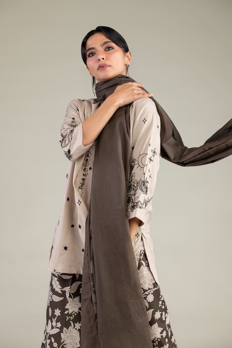 https://us.khaadi.com/dw/image/v2/BJTG_PRD/on/demandware.static/-/Sites-khaadi-master-catalog/default/dwf7c184dd/images/hi-res/r-1-26-127-c-d_multi_1.jpg?sw=800&sh=1200